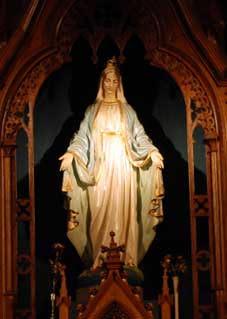 Figura Matki Bożej w ołtarzu głównym 